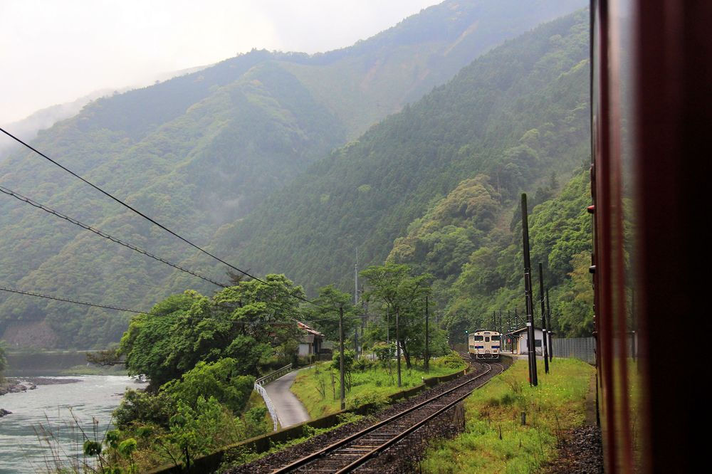 Setoishi halt with a local service formed by diesel car KIHA 140 2040. (2016)