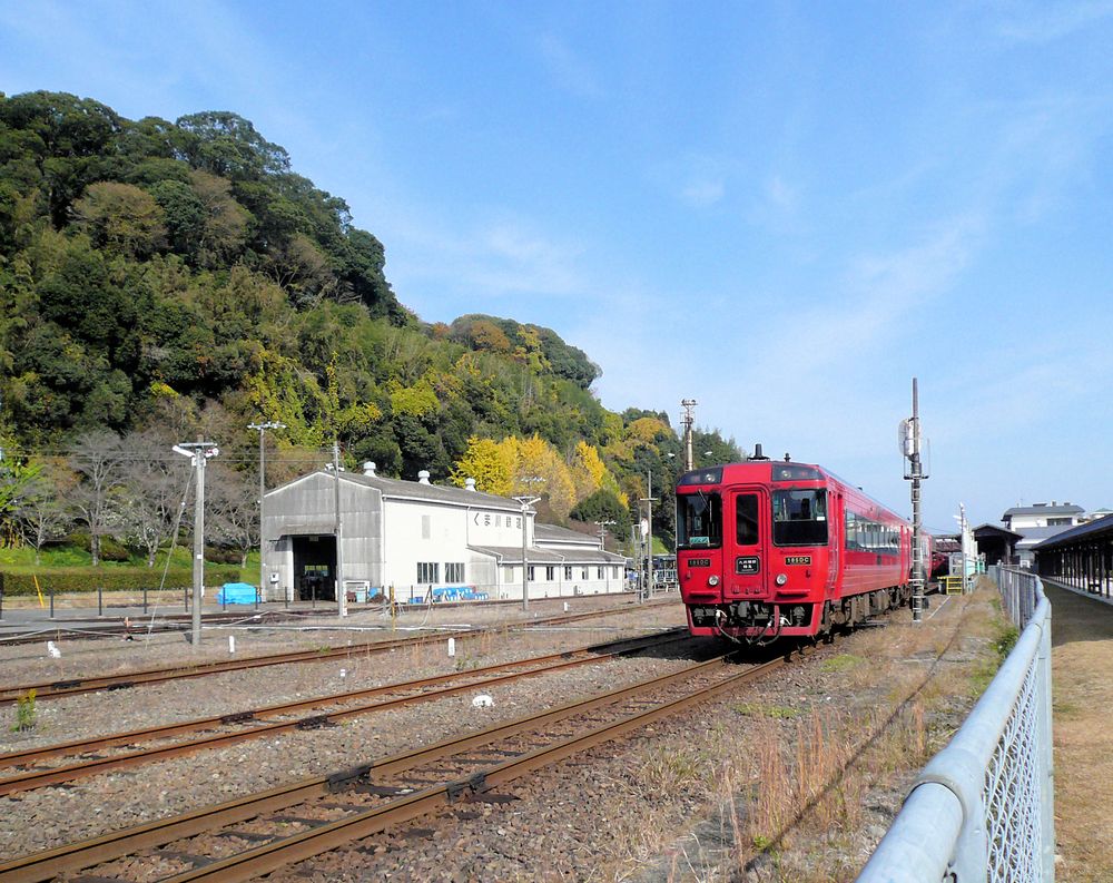 An intercity fast service from Kumamoto entering Hitoyoshi. Diesel cars KIHA 185-5 and KIHA 185-1001. (2010)