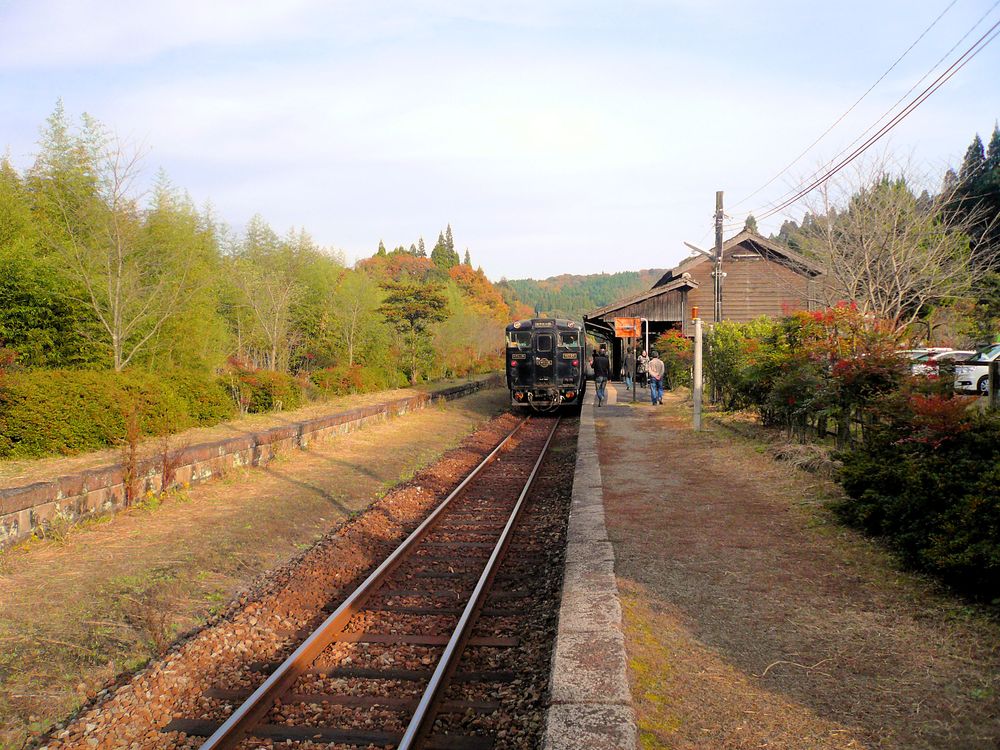 A train standing at Kareigawa with its historic station building. (2010)