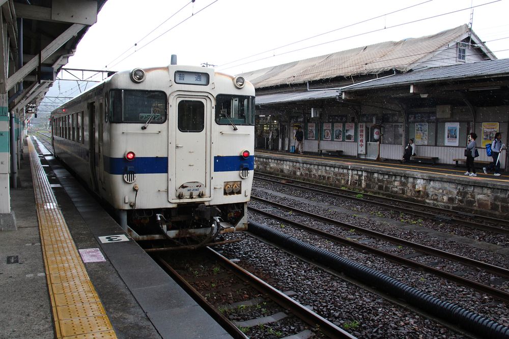 KIHA 140 2040 waiting to leave Yatsushiro for Hitoyoshi. Note the station roof damaged by a severe earthquake. (2016)