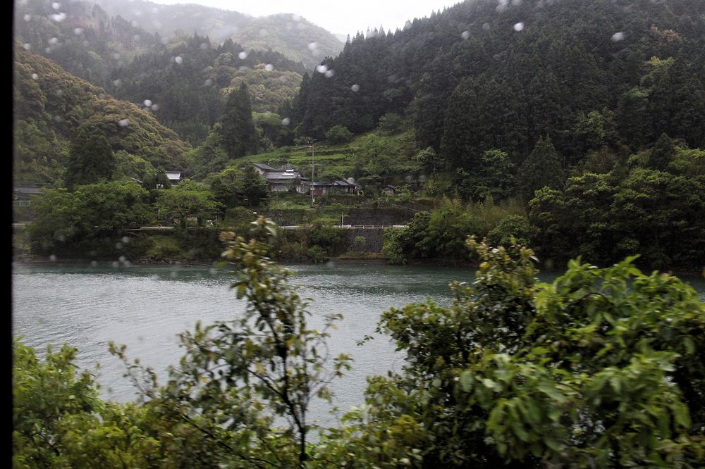 A settlement seen from the train near Yoshio, along the Kumagawa River. (2016)