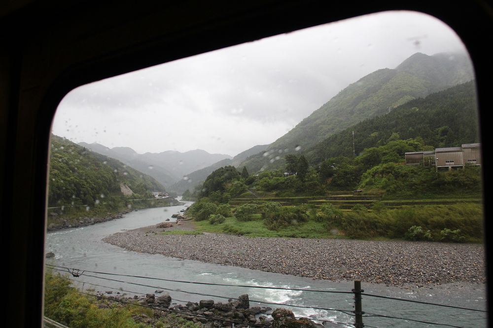 Looking down along the Kumagawa River near Shiroishi. (2016)