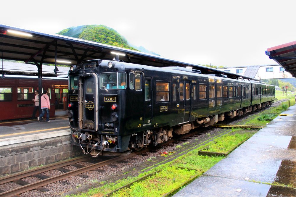 The black train (KIHA 47 8092 + KIHA 147 1045) at Yoshimatsu. (2016)