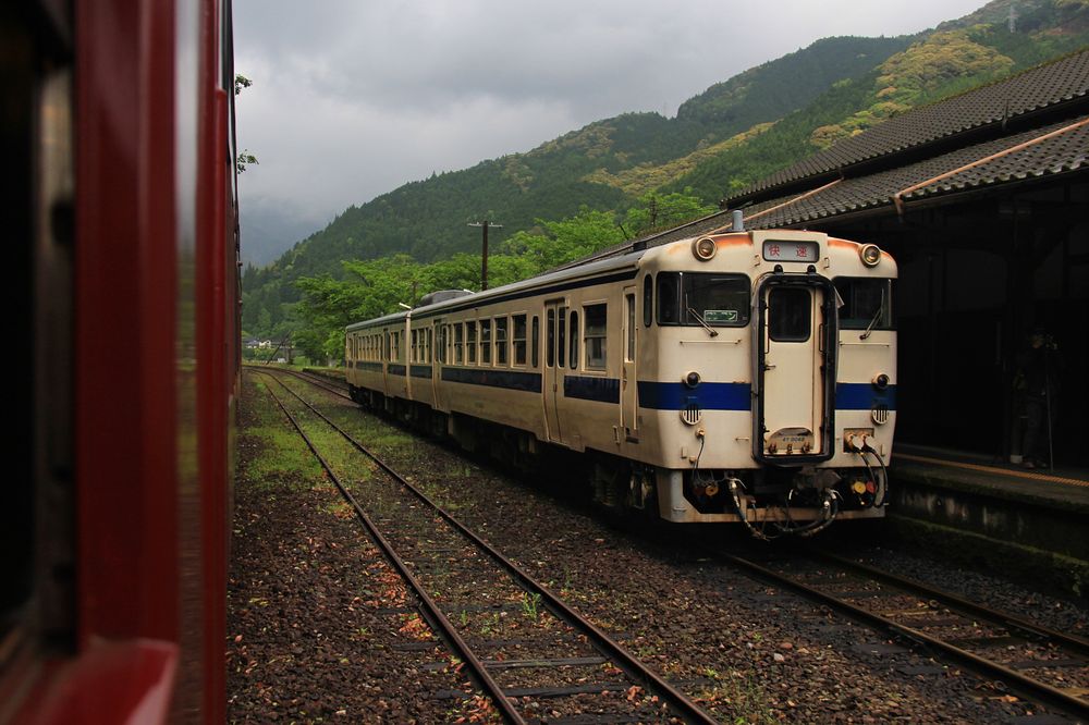 A stopping train, consisting of KIHA 47 9049 and KIHA 47 8158, at Shiroishi station. (2016)