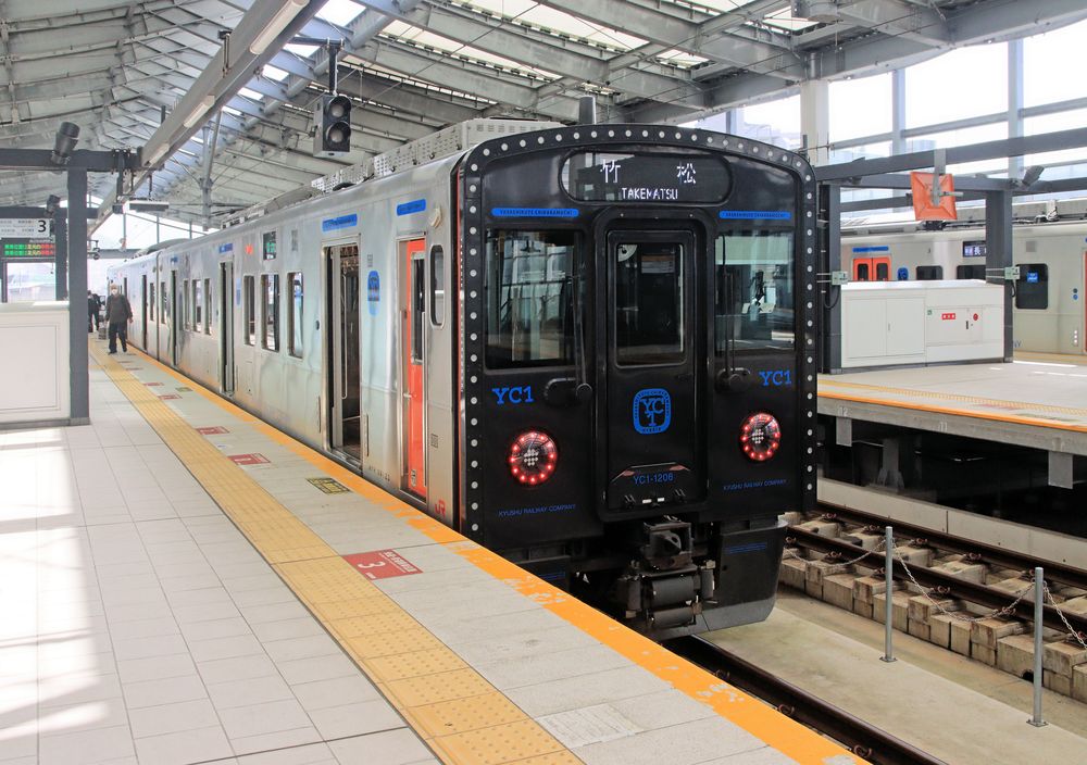 0386 The new diesel-electric hybrid train set YC 1-206 waiting to leave the new Nagasaki terminal as a local train via Nagayo (Nagasaki-sen) to Takematsu on the Ômura-sen. Seen from the rear. (2023)