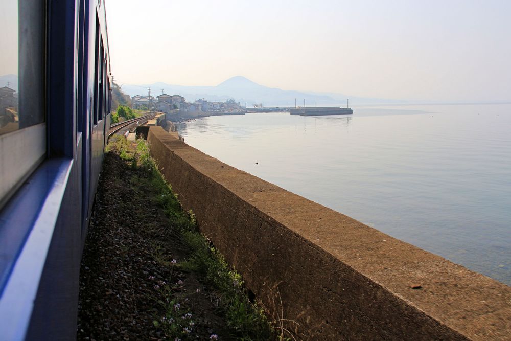 4834 Ômura-sen -- running along Ômura Bay, between Sonogi and Chiwata. The train is class 66/67 no. 11. (2018)