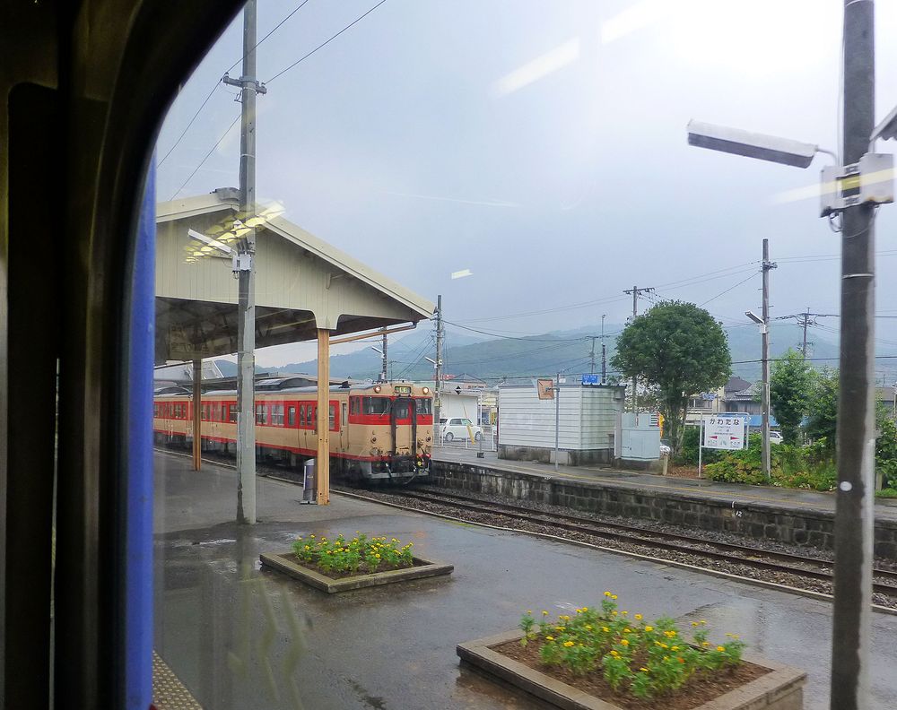 0020 Crossing set kiha66/67 no.1 at Kawatana. This diesel car set is painted in the old livery of former National Railways express diesel trains. (2013)