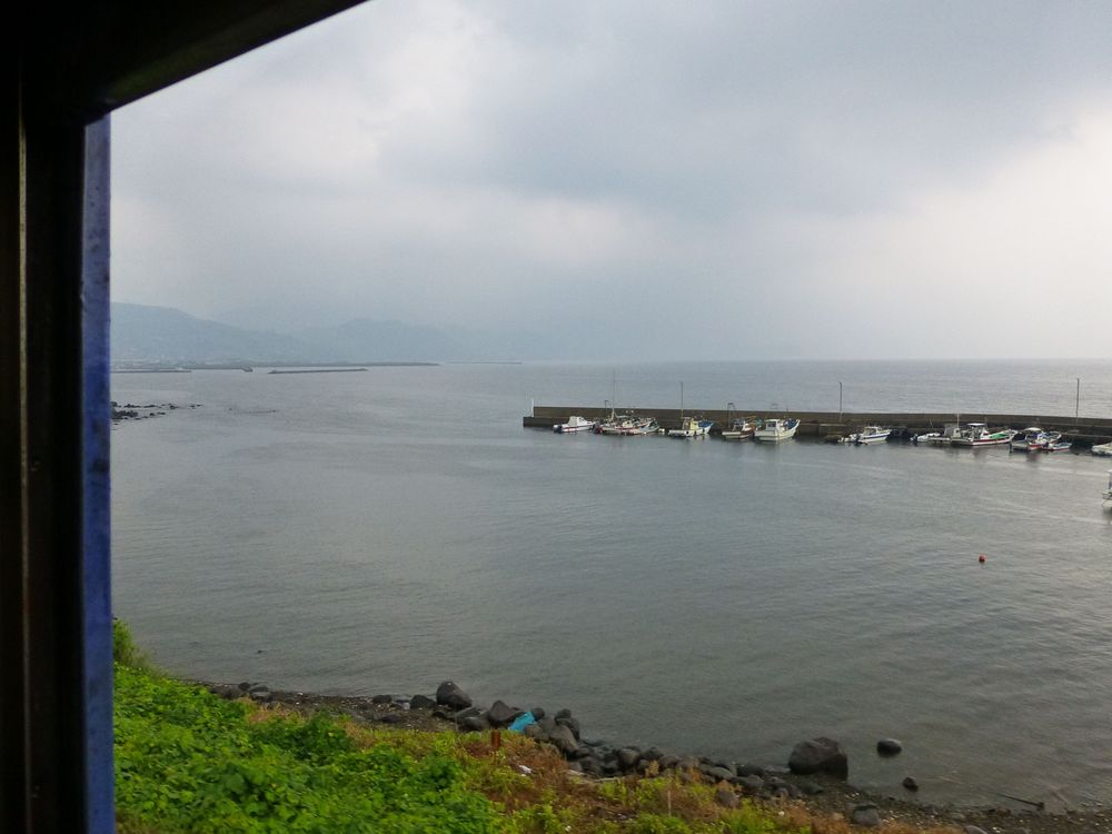 0028 Between Ogushigô and Kawatana. Rain clouds in the humid and hot weather cover the Ômura Bay. (2013)
