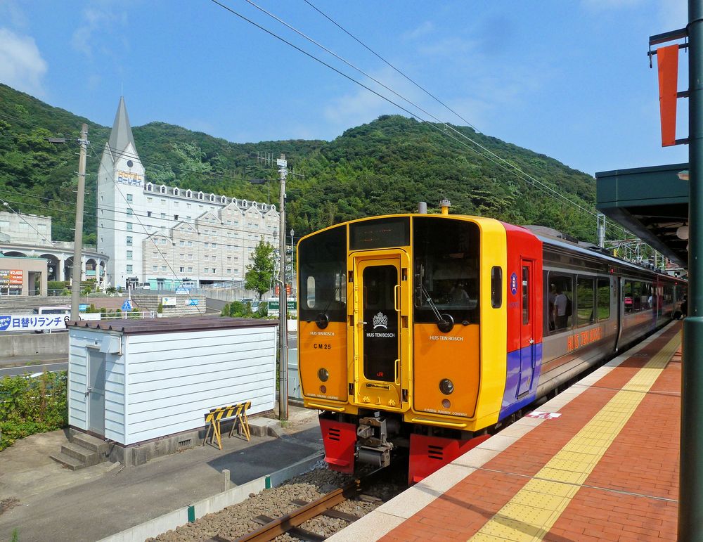 0317 Huis ten Bosch, endstop for the electric trains. Electric through services from Hakata come in two portions as far as Haiki, where they split. The front portion runs down to Huis ten Bosch, the rear portion continues to Sasebo. In the picture the 4-car portion CM 25 has just arrived from Hakata. (2013)